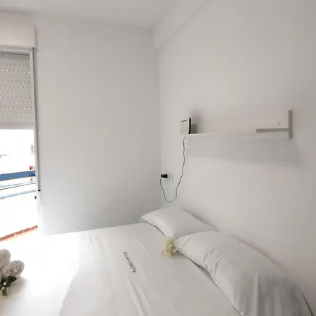 Luminoso Cerca De La Playa Con Terraza Vintage En - Es-209-64 דירה *